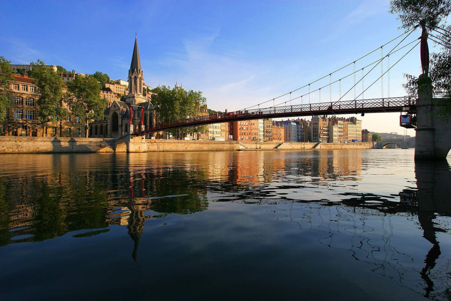Tourisme Beaujolais · Auberge de Clochemerle vue pont