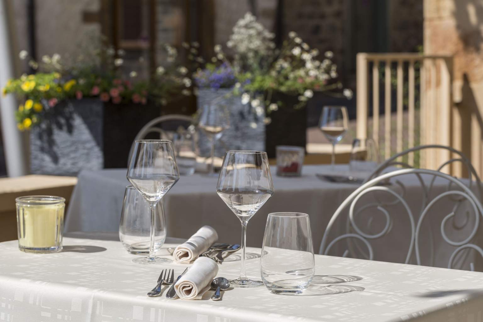 Auberge de Clochemerle Vaux-en-Beaujolais set table outside